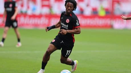 Eintracht Frankfurt - Warum Abwehr-Star Theate an 0-Tore-Stürmer Wahi glaubt