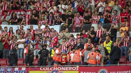 Susto en el Metropolitano: el partido se paró diez minutos por reanimar a un aficionado