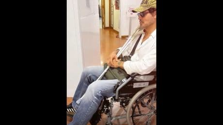 Gabriel Garko, infortunio sul set: l’attore finisce in clinica su una sedia a rotelle