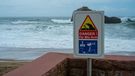 Risque de vagues-submersion : face aux vagues géantes, Biarritz hisse le drapeau rouge en pleine saison touristique