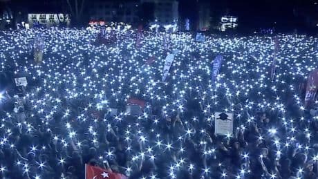 Bildgewaltiger Protest: Türkische Opposition setzt gegen Erdogan auf die Kraft des Lichts