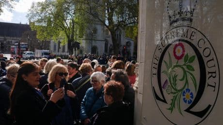 El Tribunal Supremo británico dictamina que 'mujer' se refiere al "sexo biológico" y excluye a las trans de la definición