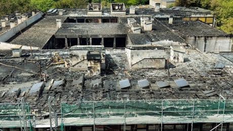 Nach Großfeuer an Hochdahler Schulen: Warum die PV-Anlage im Fokus der Ermittler steht