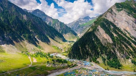 Is it safe to travel to India and Pakistan and are flights cancelled?