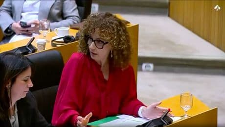 &quot;A lo mejor tener demasiados conocimientos es contraproducente&quot;: el PSOE defiende su asalto al CSN