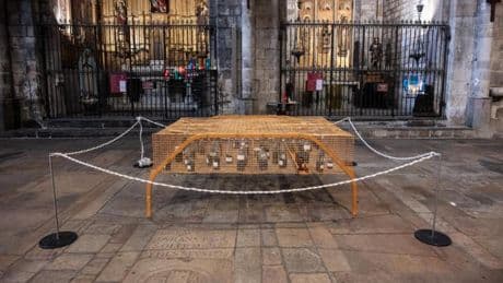 Una jaula de conejos dorada en la iglesia del Pi