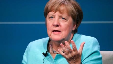 L'ammissione di Angela Merkel: "Ha reso Adf forte, ma giusto accogliere i rifugiati"