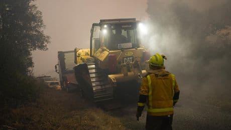 Levantan el confinamiento de los vecinos afectados por el incendio de A Cañiza (Pontevedra)