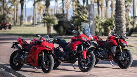 Probamos la nueva gama V2 de Ducati: Renacimiento italiano