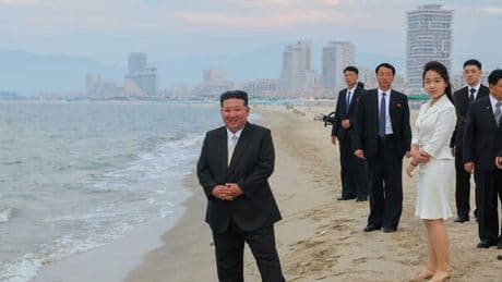 Kim Jong-un inaugura il resort balneare, le foto in spiaggia con la figlia adolescente e la moglie (che non si vedeva da un anno)