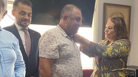 AKP'den istifa etti, CHP'ye geçti: Rozetini milletvekili taktı