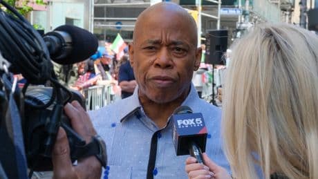 «Il n’a pas changé. Il a juste beaucoup plus d’outils à sa disposition»: flic ou voyou ? Eric Adams, maire de New York à la dérive