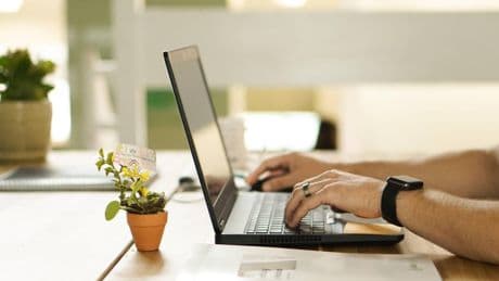 La classifica dei lavoratori: il 6,6% in ufficio oltre 49 ore. Chi sono gli Stachanov d'Europa