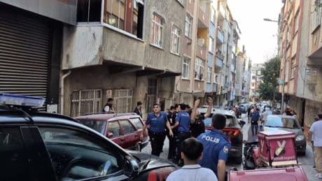 Sultangazi'de devriye gezen polis ekibine bıçaklı saldırı