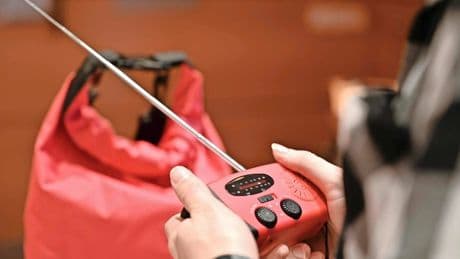Consumentenbond onthult zwakke punten noodradio’s: ’Noodopties werken nauwelijks beter dan simpele FM-radio’
