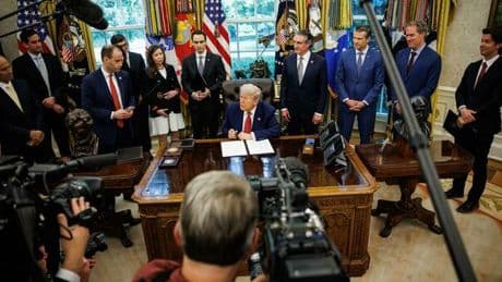 Trump minaccia la Ue: «Dazi al 50% dal 1° giugno». Borse giù, Milano chiude a -1,94