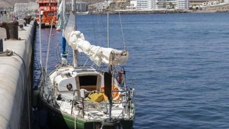 Investigan la desaparición de un británico cuyo velero se localizó a la deriva y con su perra al sur de Canarias