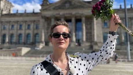 Berlin: Karoline Preisler demonstriert allein gegen Israel-Hasser und Reichsbürger