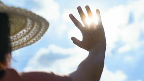 Caldo può «danneggiare gli organi vitali»: dai crampi all'edema, i sintomi da tenere sotto controllo