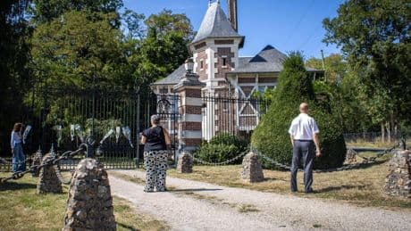 «Ils n’ont pas répondu» : un an après sa mort, Douchy rend hommage à Alain Delon, sans Anthony, Anouchka et Alain-Fabien