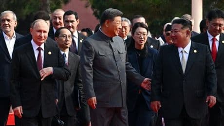 Xi, Poutine et Kim s’affichent ensemble : “Trump est jaloux, les superstars sont à Pékin”