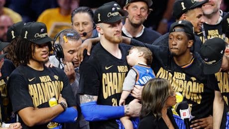 Deutscher NBA-Champion Hartenstein: Nur der Sohnemann schläft ein