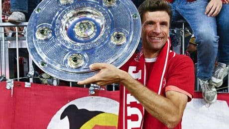 „Ich liebe euch alle!“: Bayern-Legende verabschiedet sich – Müllers „Servus“ mit Meisterschale und Bierdusche