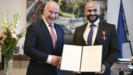 Wegner zeichnet Berliner Sozialarbeiter mit Bundesverdienstkreuz aus