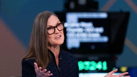 Ark Invest: Cathie Wood kauft für 320 Millionen Dollar Aktien – drei Dinge fallen dabei auf