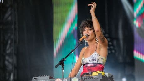 Une chanteuse agressée sexuellement en plein concert, décide de poursuivre le show seins nus