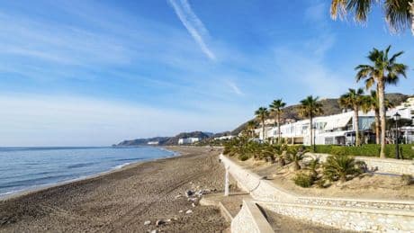 Muere un surfista tras ser rescatado del agua en una playa de Almería