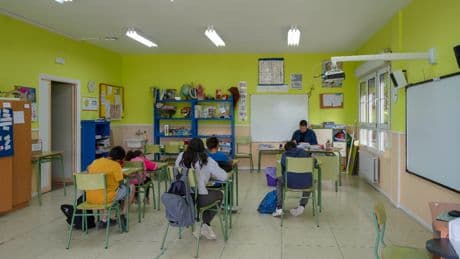 &quot;Las pantallas no estimulan igual que el papel&quot;: los nuevos datos sobre 'tablets' y educación