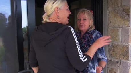B&B vol liefde: Lesbos als decor voor lesbische liefdesdriehoek: ’Ga maar liggen meiden!’