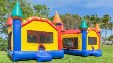 Afrique du Sud : un château gonflable s’envole avec deux enfants à l’intérieur, chutant de plusieurs mètres