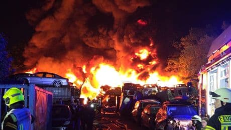Anwohner per App gewarnt - Flammen-Inferno in Hatten! Hunderte Autos brennen
