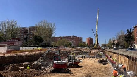 La rotura de una tubería en el Paseo de Extremadura por las obras de la A-5 provoca cortes de suministro de agua y luz