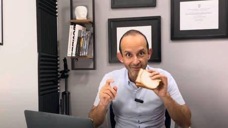 Óscar Rosero, endocrino: "Deja de comer pan hoy mismo. Es un alimento ultraprocesado e inflamatorio"
