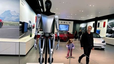 Tesla'nın robotu artık ev işlerine yardım ediyor: Ütü, yemek, temizlik...