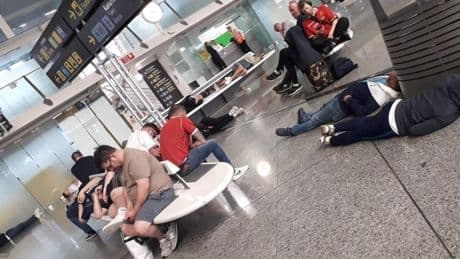 Aficionados ingleses perdieron su vuelo en Loiu tras quedarse dormidos en la terminal