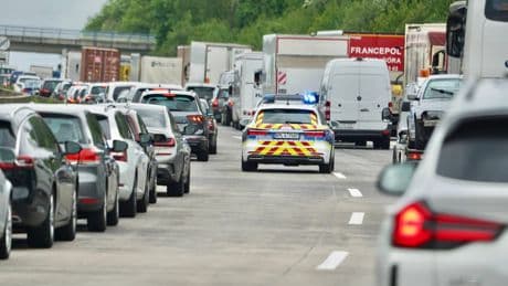 Unfall auf der A4: 19-Jähriger rast in Rettungsgasse – hoher Schaden