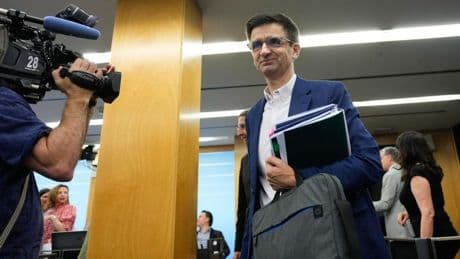 El presidente de RTVE entra al choque con PP y Vox entre críticas de manipulación por el 'caso Koldo'