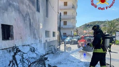 Rogo a Riva Ligure, in fiamme 5 scooter