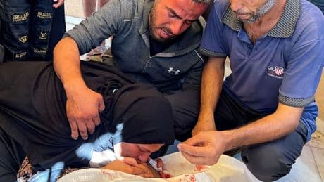 Attacco aereo israeliano su una scuola a Gaza, almeno 33 vittime