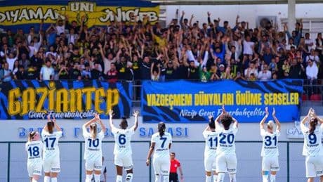 Fenerbahçe Kadın Futbol Takımı'nda 17 futbolcu yeni sözleşme imzaladı