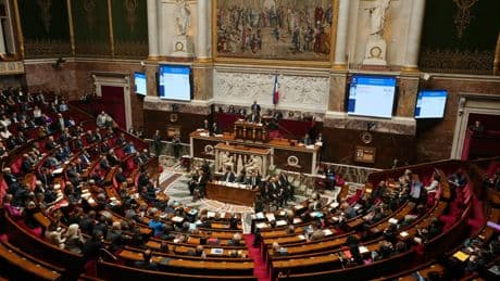 «Tout le monde panique !» : les partis et les députés se préparent déjà à une éventuelle dissolution