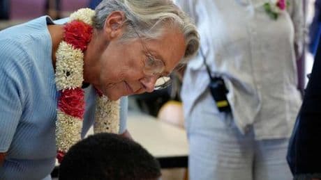 A Mayotte, Elisabeth Borne assure que les collégiens et les lycéens feront leur rentrée « dans les mêmes conditions qu’avant le cyclone »