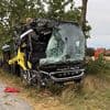 Sechs Menschen verletzt: Reisebus mit Senioren fährt in Baumgruppe