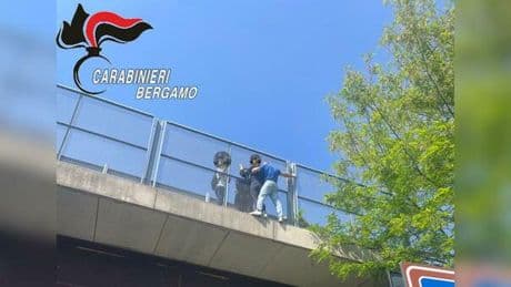 Carabiniere salva una donna dal tentivo di suicidio a Bergamo, Meloni sui social: «Eroe»
