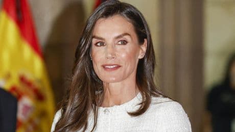 La sorpresa de Letizia en una de sus citas favoritas: modifica un minivestido y lo convierte en una chaqueta ideal