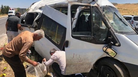 Minibüs takla attı: 1'i ağır 5 yaralı